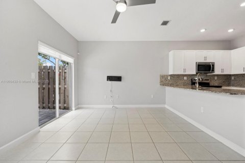 Townhouse in Homestead, Florida 3 bedrooms, 143.53 sq.m. № 2013238 - photo 14