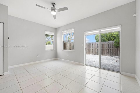 Townhouse in Homestead, Florida 3 bedrooms, 143.53 sq.m. № 2013238 - photo 12