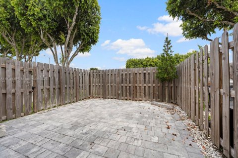 Townhouse in Homestead, Florida 3 bedrooms, 143.53 sq.m. № 2013238 - photo 17