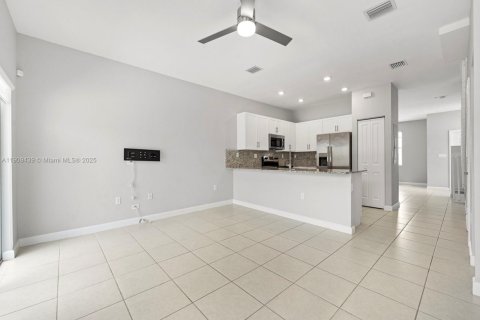 Townhouse in Homestead, Florida 3 bedrooms, 143.53 sq.m. № 2013238 - photo 15