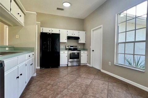 House in DeLand, Florida 3 bedrooms, 112.78 sq.m. № 1917875 - photo 2