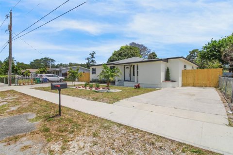 Casa en venta en Miami Gardens, Florida, 5 dormitorios, 182.37 m2 № 1990841 - foto 18