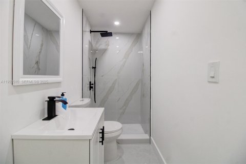 Casa en venta en Miami Gardens, Florida, 5 dormitorios, 182.37 m2 № 1990841 - foto 13