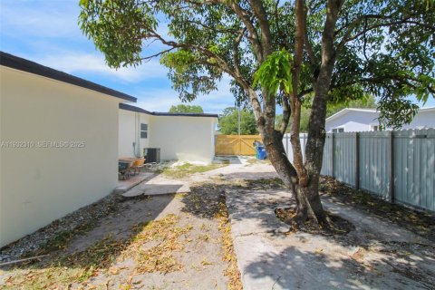 Casa en venta en Miami Gardens, Florida, 5 dormitorios, 182.37 m2 № 1990841 - foto 25