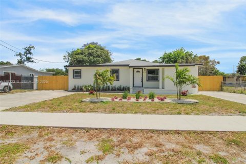 Casa en venta en Miami Gardens, Florida, 5 dormitorios, 182.37 m2 № 1990841 - foto 19