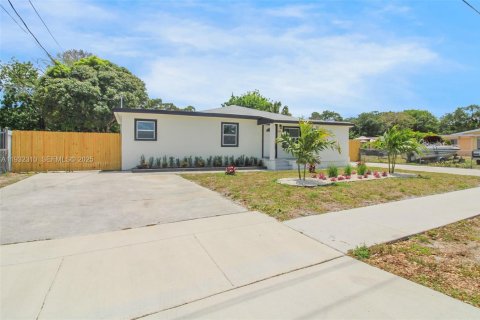 Casa en venta en Miami Gardens, Florida, 5 dormitorios, 182.37 m2 № 1990841 - foto 20