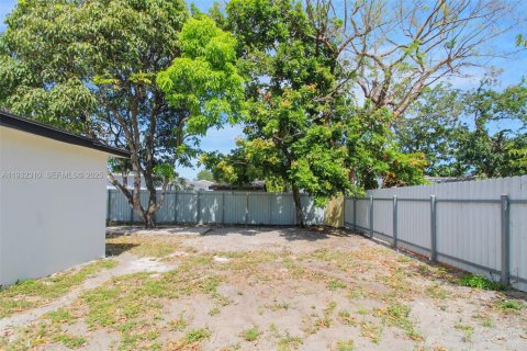 Casa en venta en Miami Gardens, Florida, 5 dormitorios, 182.37 m2 № 1990841 - foto 26