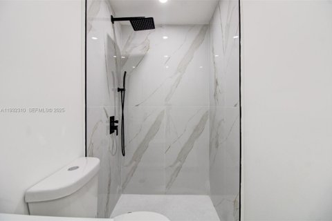 Casa en venta en Miami Gardens, Florida, 5 dormitorios, 182.37 m2 № 1990841 - foto 10