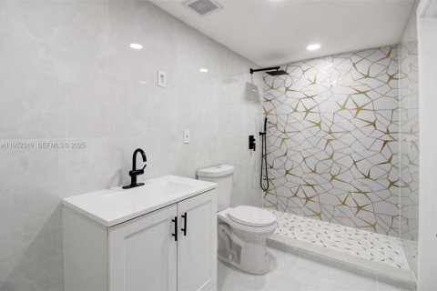 Casa en venta en Miami Gardens, Florida, 5 dormitorios, 182.37 m2 № 1990841 - foto 4