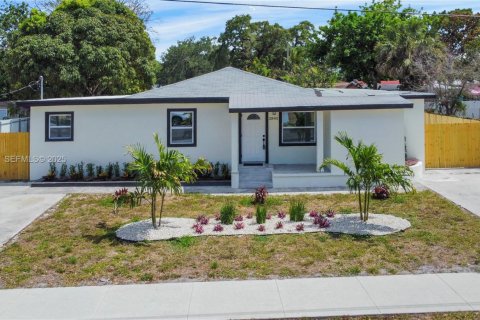 Casa en venta en Miami Gardens, Florida, 5 dormitorios, 182.37 m2 № 1990841 - foto 27