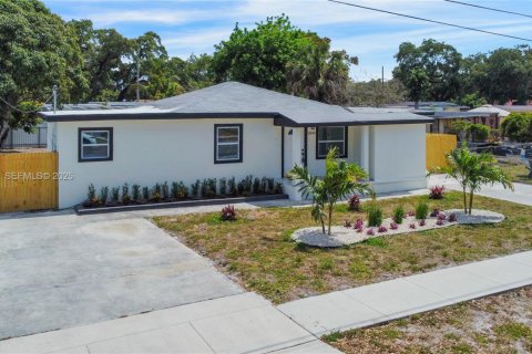 Casa en venta en Miami Gardens, Florida, 5 dormitorios, 182.37 m2 № 1990841 - foto 28