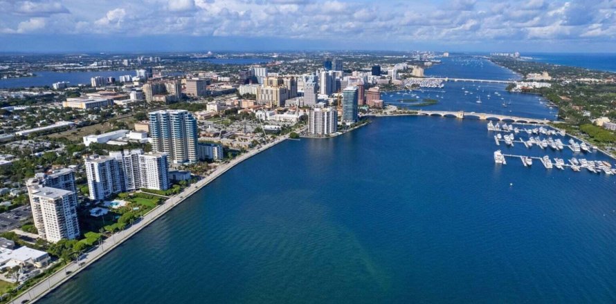 Condominio en West Palm Beach, Florida, 2 dormitorios № 952243