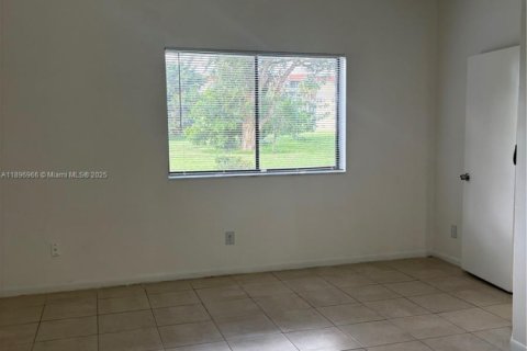 Снять в аренду виллу или дом в Лодерхилл, Флорида 2 спальни, 127.37м2, № 1947878 - фото 14