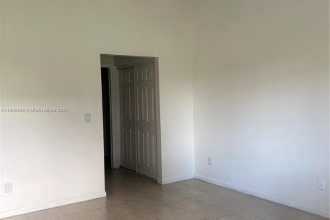 Снять в аренду виллу или дом в Лодерхилл, Флорида 2 спальни, 127.37м2, № 1947878 - фото 12