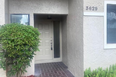 Снять в аренду виллу или дом в Лодерхилл, Флорида 2 спальни, 127.37м2, № 1947878 - фото 1