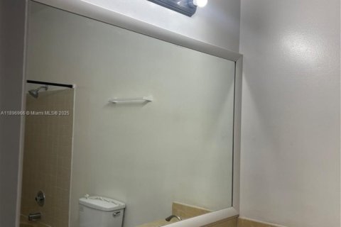 Снять в аренду виллу или дом в Лодерхилл, Флорида 2 спальни, 127.37м2, № 1947878 - фото 13