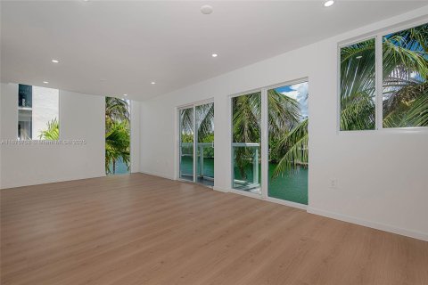 Commercial property in Miami Beach, Florida 2446.67 sq.m. № 2088797 - photo 12