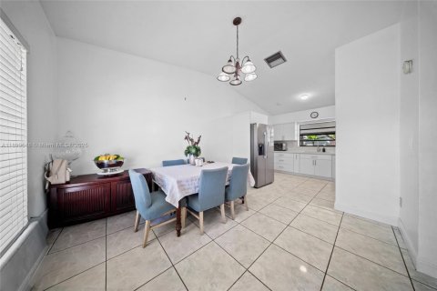 House in Miami, Florida 4 bedrooms, 116.69 sq.m. № 1952795 - photo 6