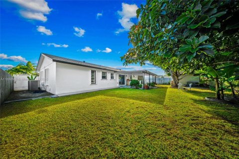 House in Miami, Florida 4 bedrooms, 116.69 sq.m. № 1952795 - photo 26
