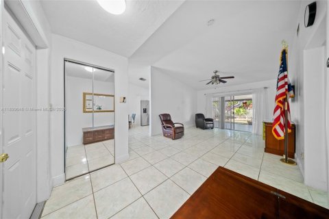 House in Miami, Florida 4 bedrooms, 116.69 sq.m. № 1952795 - photo 4