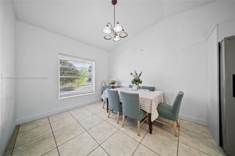 House in Miami, Florida 4 bedrooms, 116.69 sq.m. № 1952795 - photo 7