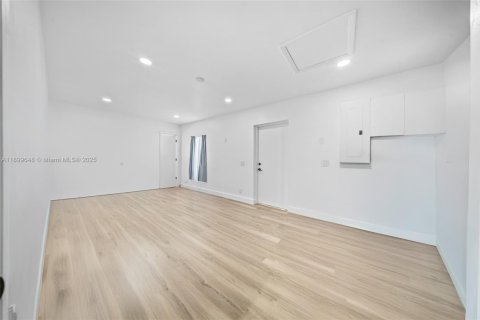 House in Miami, Florida 4 bedrooms, 116.69 sq.m. № 1952795 - photo 15