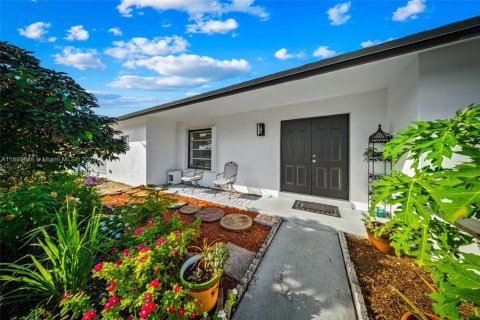 House in Miami, Florida 4 bedrooms, 116.69 sq.m. № 1952795 - photo 2