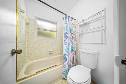 House in Miami, Florida 4 bedrooms, 116.69 sq.m. № 1952795 - photo 14
