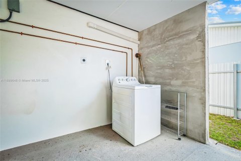 House in Miami, Florida 4 bedrooms, 116.69 sq.m. № 1952795 - photo 30