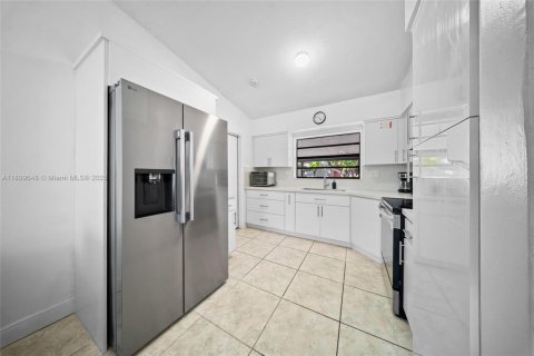 House in Miami, Florida 4 bedrooms, 116.69 sq.m. № 1952795 - photo 8