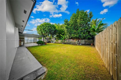 House in Miami, Florida 4 bedrooms, 116.69 sq.m. № 1952795 - photo 24