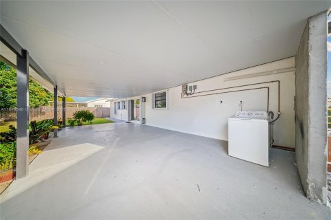 House in Miami, Florida 4 bedrooms, 116.69 sq.m. № 1952795 - photo 23