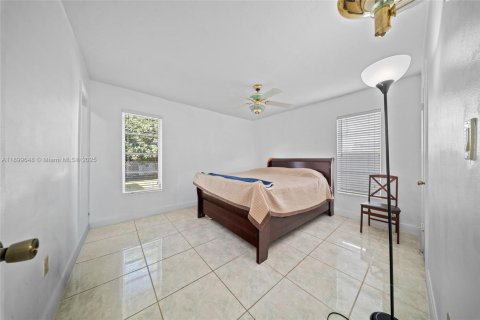 House in Miami, Florida 4 bedrooms, 116.69 sq.m. № 1952795 - photo 12