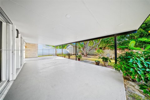 House in Miami, Florida 4 bedrooms, 116.69 sq.m. № 1952795 - photo 22