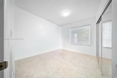 House in Miami, Florida 4 bedrooms, 116.69 sq.m. № 1952795 - photo 18
