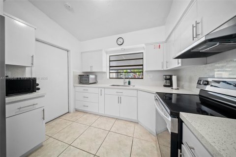 House in Miami, Florida 4 bedrooms, 116.69 sq.m. № 1952795 - photo 9