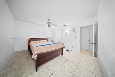 House in Miami, Florida 4 bedrooms, 116.69 sq.m. № 1952795 - photo 13