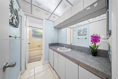 House in Miami, Florida 4 bedrooms, 116.69 sq.m. № 1952795 - photo 19
