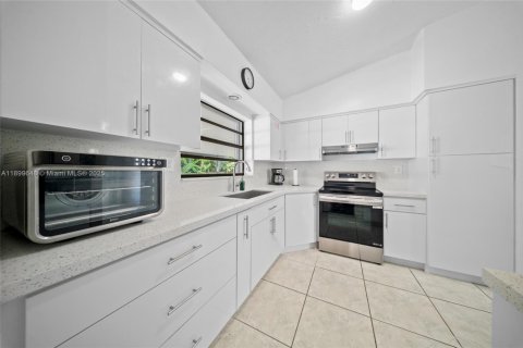 House in Miami, Florida 4 bedrooms, 116.69 sq.m. № 1952795 - photo 10