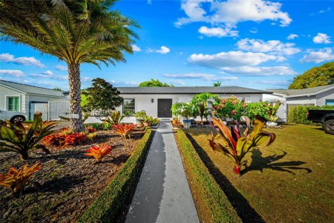 House in Miami, Florida 4 bedrooms, 116.69 sq.m. № 1952795 - photo 1
