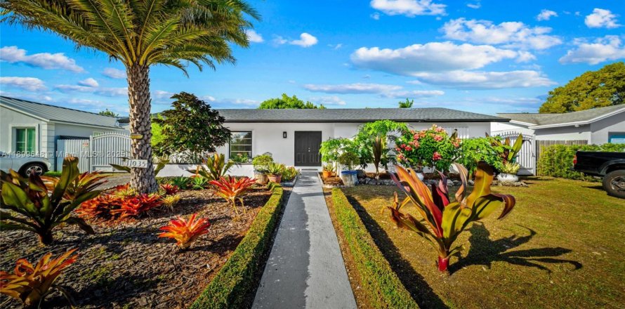 House in Miami, Florida 4 bedrooms, 116.69 sq.m. № 1952795