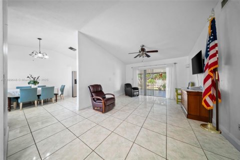 House in Miami, Florida 4 bedrooms, 116.69 sq.m. № 1952795 - photo 5