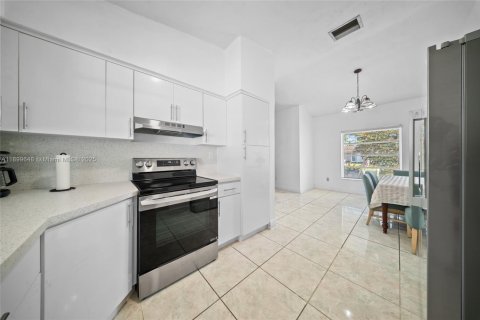 House in Miami, Florida 4 bedrooms, 116.69 sq.m. № 1952795 - photo 11