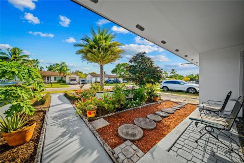 House in Miami, Florida 4 bedrooms, 116.69 sq.m. № 1952795 - photo 3