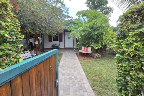 Villa ou maison à vendre à Miami, Floride: 3 chambres № 2084915 - photo 2