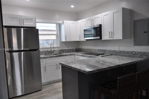 Casa en venta en Hialeah, Florida, 2 dormitorios, 91.32 m2 № 2279540 - foto 9