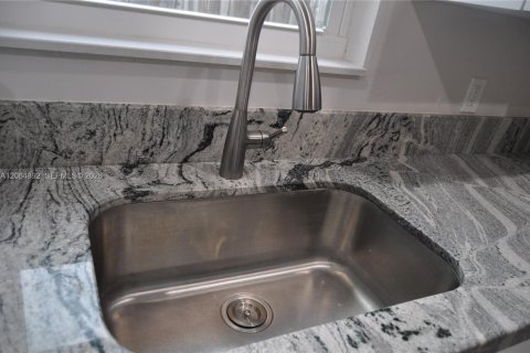 Casa en venta en Hialeah, Florida, 2 dormitorios, 91.32 m2 № 2279540 - foto 16