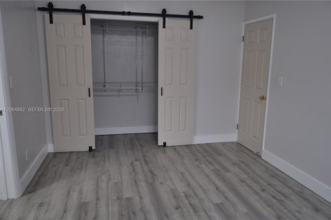 Casa en venta en Hialeah, Florida, 2 dormitorios, 91.32 m2 № 2279540 - foto 27