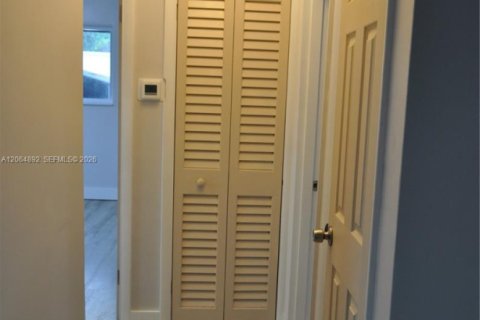Casa en venta en Hialeah, Florida, 2 dormitorios, 91.32 m2 № 2279540 - foto 17