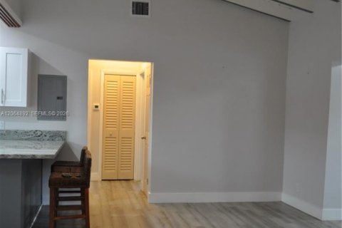 Casa en venta en Hialeah, Florida, 2 dormitorios, 91.32 m2 № 2279540 - foto 4